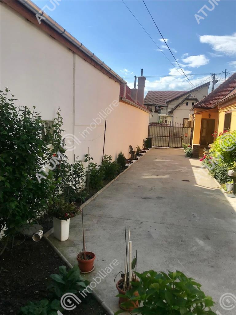 De vanzare 2 case cu 8 camere si 6 bai in zona Piata Cluj