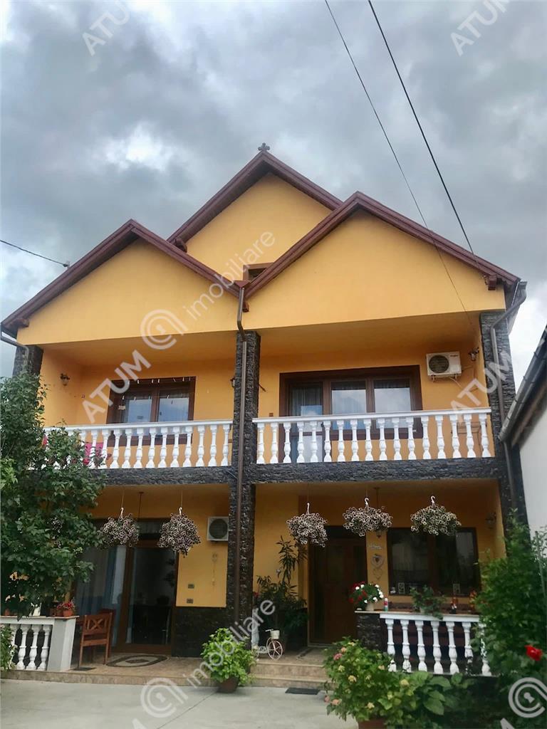 De vanzare 2 case cu 8 camere si 6 bai in zona Piata Cluj