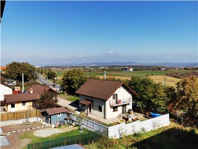 De vanzare apartament de 140 mp utili cu 5 camere si 2 bai la intrare in Cisnadie