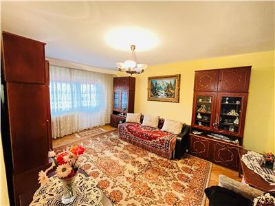 De vanzare apartament cu 4 camere decomandate 2 balcoane si boxa situat la etajul 1 in zona Strand din Sibiu