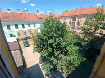 De inchiriat apartament 90 mp cu 3 camere si 4 bai langa Piata Mare din Sibiu