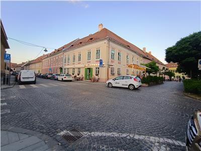 De inchiriat apartament 90 mp cu 3 camere si 4 bai langa Piata Mare din Sibiu