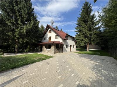 De vanzare cabana cu 7 camere 7 bai si teren 1000 mp in Avrig zona Mlaci