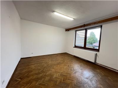 De vanzare casa renovata de 3 camere cu 2 pivnite si teren de  242 mp zona Calea Dumbravii