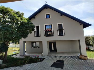 De vanzare casa cu 4 camere decomandate si gradina in zona Bavaria in Sibiu