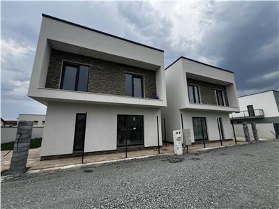 De vanzare casa cu 4 camere decomandate 2 bai si teren de 200 mp in Selimbar zona Triajului