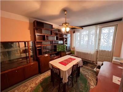 De vanzare apartament cu 3 camere decomandate si balcon situat in zona Rahovei din Sibiu