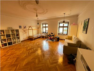 De vanzare apartament cu 2 camere decomandate la casa in zona ultracentrala Sibiu