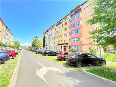 Apartament cu 3 camere etaj 1 cu balcon zona Mihai Viteazu/Cedonia