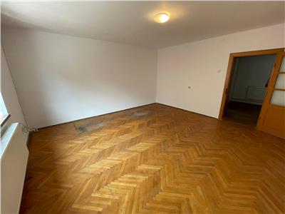 De vanzare casa cu 5 camere si teren 483 mp in zona Trei Stejari din Sibiu