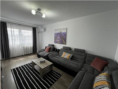 De vanzare apartament renovat cu 3 camere de 71 mp la etaj interemdiar zona Vasile Aaron din Sibiu