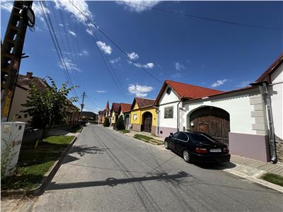 De vanzare casa individuala si teren de 1400 mp situata la 10 km de Sibiu
