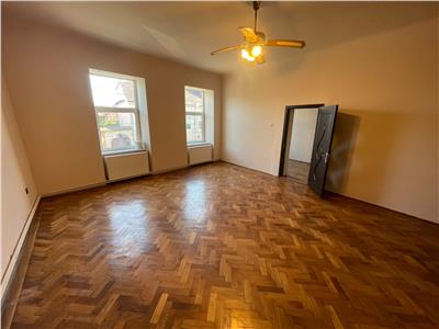 De vanzare apartament cu 2 camere si gradina situat in zona centrala a orasului Cisnadie