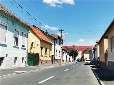 De vanzare casa singur in curte cu 3 apartamente in Sibiu zona Lupeni